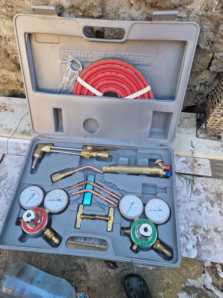 Vind kit de sudura  autogen cutie mica si cutie mare si o pompa de apa.