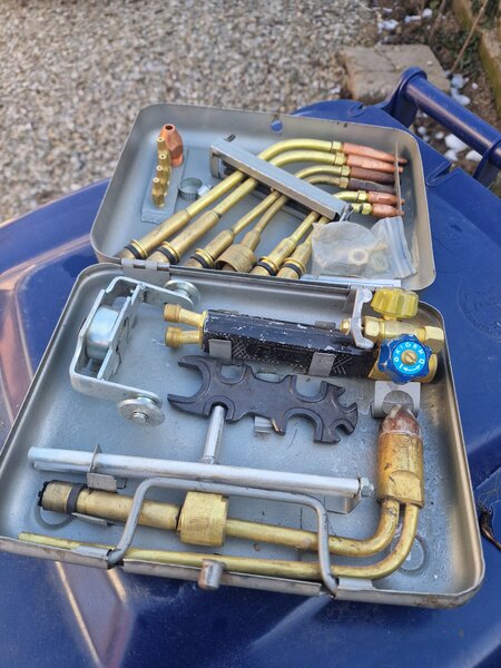 Vind kit de sudura  autogen cutie mica si cutie mare si o pompa de apa.