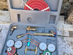 Vind kit de sudura  autogen cutie mica si cutie mare si o pompa de apa